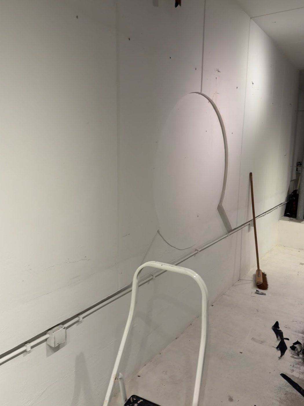 The making of the room: Walls & light